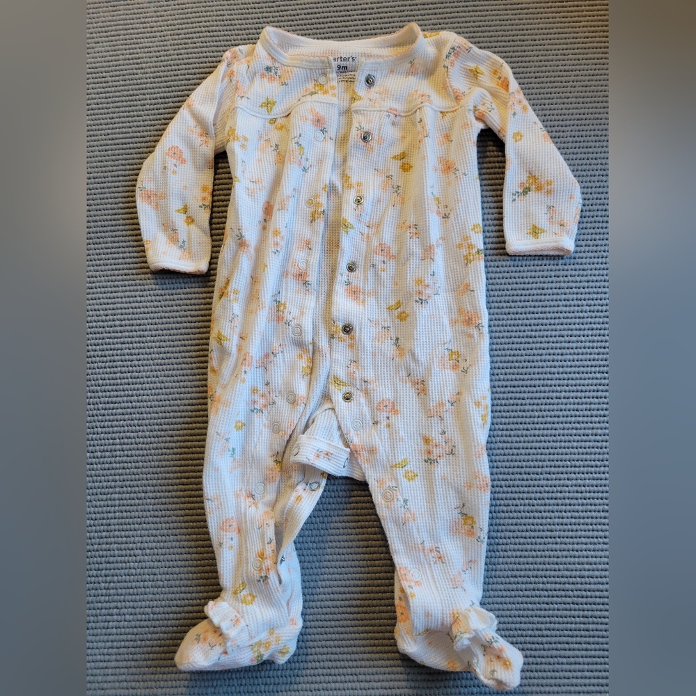 👶🏼 4/$10 6-9 month snap onesie feet white with yellow butterfly and flowers